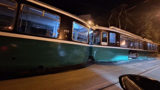 Două tramvaie s-au ciocnit în municipiul Iaşi, două persoane fiind rănite uşor. Poliţiştii au întocmit dosar penal în acest caz