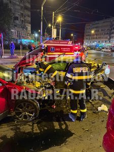 Accident în Capitală - Două persoane rănite, după ce un vehicul s-a ciocnit cu alte două maşini oprite la semafor / Femeia care a produs accidentul a plecat fără încuviinţarea poliţiştilor, iar când a fost găsită, a refuzat recoltarea de probe biologice