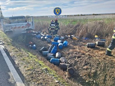 UPDATE - Platformă de transport butelii, răsturnată în judeţul Dâmboviţa / Un bărbat de 57 de ani a murit / Traficul a fost oprit şi s-a creat un perimetru de siguranţă - FOTO