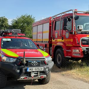 Branşament de gaz, rupt de o maşină într-o comună din Argeş / Pompierii au constatat scurgeri minore de gaz / 20 de persoane dintr-un magazin s-au evacuat preventiv

