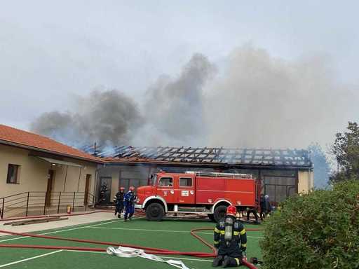 UPDATE - Incendiu la o şcoală din judeţul Timiş / Incendiul s-a manifestat la acoperişul clădirii de învăţământ şi s-a extins la o casă / Aproximativ 80 de persoane s-au autoevacuat / Focul a fost stins 

