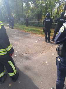 Un bărbat care ar fi pierdut mai multe terenuri în judeţul Constanţa a ameninţat că-şi dă foc în Bucureşti – Era stropit cu o substanţă inflamabilă, dar negociatorii l-au convins să renunţe / A fost transportat la spital – FOTO / VIDEO