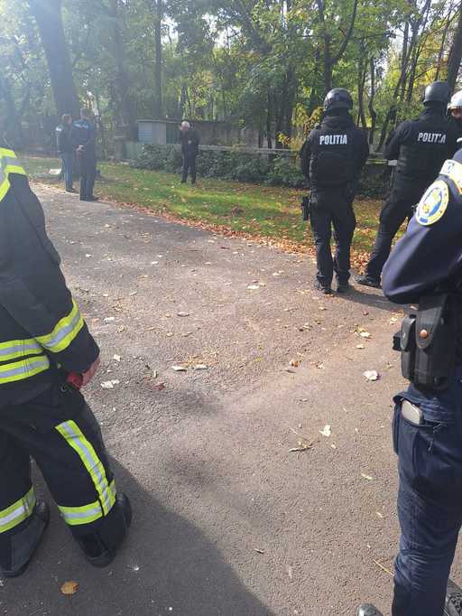 Un bărbat care ar fi pierdut mai multe terenuri în judeţul Constanţa a ameninţat că-şi dă foc în Bucureşti – Era stropit cu o substanţă inflamabilă, dar negociatorii l-au convins să renunţe / A fost transportat la spital – FOTO / VIDEO