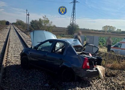 Dâmboviţa: Un tren de călători, implicat într-un accident. Garnitura a lovit un autoturism în care se afla o persoană/ Victima, în stop cardio-respirator/ Trficul feroviar în zonă, oprit pe ambele fire