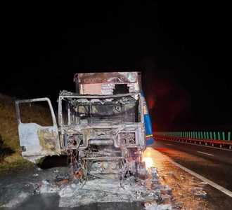 Cluj: Un autotren a luat foc şi a ars în întregime, pe tronsonul Turda-Gilău al autostrăzii A3. Cauza incendiului a fost, cel mai probabil o defecţiune la instalaţia electrică - FOTO
