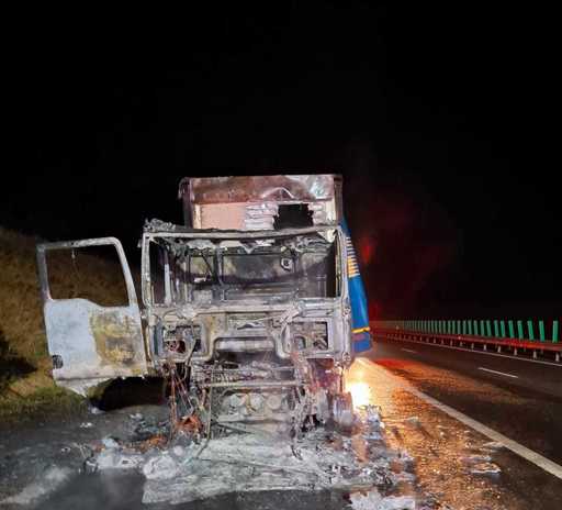 Cluj: Un autotren a luat foc şi a ars în întregime, pe tronsonul Turda-Gilău al autostrăzii A3. Cauza incendiului a fost, cel mai probabil o defecţiune la instalaţia electrică - FOTO

