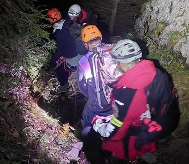Turişti maghiari blocaţi pe un traseu periculos din Bucegi, recuperaţi de salvamontişti/ Aceştia erau echipaţi necorespunzător şi nu aveau la ei nicio sursă de lumină/ Apelul şi recomandările salvatorilor montani - FOTO