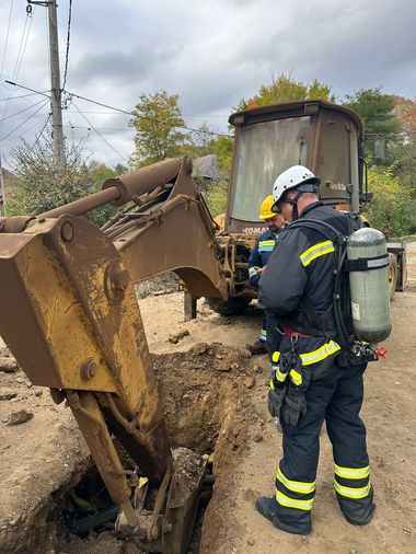 UPDATE - Conductă de gaze subterană, spartă în urma unor lucrări de canalizare, în Băile Olăneşti / Perimetru de siguranţă de 800 de metri / 35 de persoane au fost evacuate / Pericolul a fost înlăturat / Firma va remedia avaria



