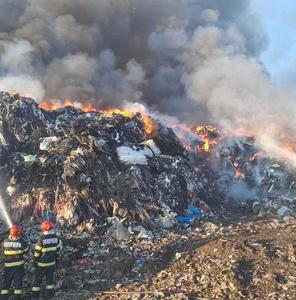 Prahova: Incendiul cu degajări mari de fum izbucnit joi la o firmă de colectare a deşeurilor continuă să ardă vineri dimineaţă