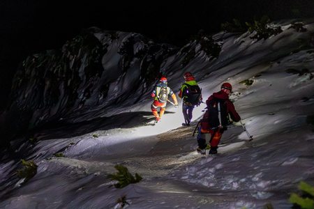 Turişti salvaţi la limită din Piatra Craiului, după o acţiune dificilă şi periculoasă de zece ore a salvamontiştilor din Zărneşti/ „Temerarii” erau echipaţi „rudimentar”, unul dintre turişti având înfăşurate pungi da plastic pe post de parazăpezi - FOTO