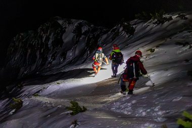 Turişti salvaţi la limită din Piatra Craiului, după o acţiune dificilă şi periculoasă de zece ore a salvamontiştilor din Zărneşti/ „Temerarii” erau echipaţi „rudimentar”, unul dintre turişti având înfăşurate pungi da plastic pe post de parazăpezi - FOTO