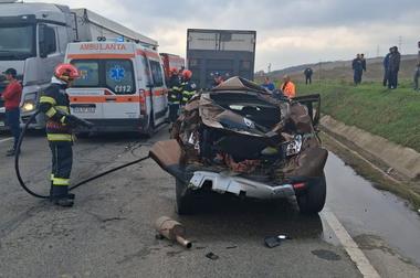 Accident rutier cu doi răniţi şi trei autovehicule implicate, în judeţul Vaslui/ Circulaţia pe DN 24 Bârlad-Vaslui este blocată în ambele sensuri