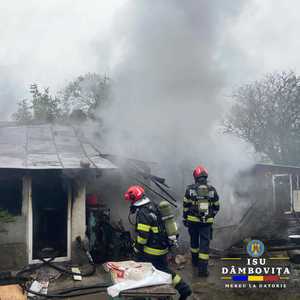 O femeie de 70 de ani şi-a pierdut viaţa într-un incendiu produs în judeţul Dâmboviţa / Focul a pornit de la jar căzut din sobă / IGSU: Vorbeşte cu părinţii şi bunicii tăi! Explică-le cât de periculos este să doarmă cu focul aprins