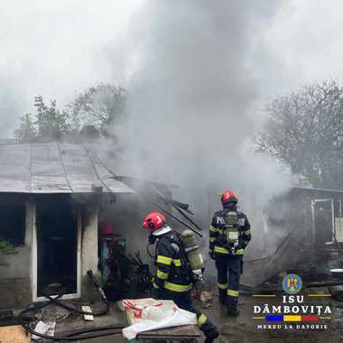 O femeie de 70 de ani şi-a pierdut viaţa într-un incendiu produs în judeţul Dâmboviţa / Focul a pornit de la jar căzut din sobă / IGSU: Vorbeşte cu părinţii şi bunicii tăi! Explică-le cât de periculos este să doarmă cu focul aprins