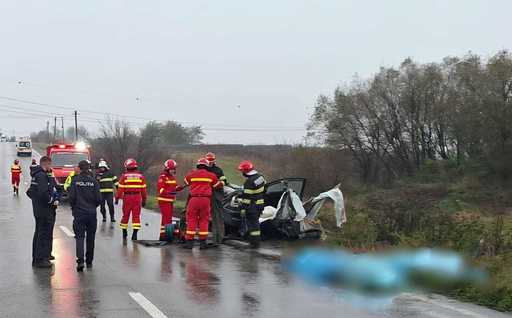 UPDATE - Grav accident rutier pe DN 2, în judeţul Iaşi – Un camion s-a răsturnat peste o maşină/ Doi bărbaţi au murit / Acidentul surprins în imagini - camionul a derapat, iar maşina nu a reuşit să oprească/ Impactul, extrem de puternic - FOTO / VIDEO 