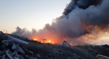 UPDATE - Prahova: Firma la care a izbucnit incendiul nestins de 24 de ore produce combustibil alternativ din deşeuri şi are autorizaţie. Comisar de Mediu: Nu s-au înregistrat depăşiri în reţeaua naţională, aşteptăm încă rezultate/ Anunţul Prefecturii