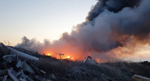 UPDATE - Prahova: Firma la care a izbucnit incendiul nestins de 24 de ore produce combustibil alternativ din deşeuri şi are autorizaţie. Comisar de Mediu: Nu s-au înregistrat depăşiri în reţeaua naţională, aşteptăm încă rezultate/ Anunţul Prefecturii