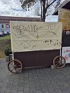 Alba Iulia: Amenzi de 24.000 de lei date unui tânăr care a vandalizat mai multe obiecte de mobilier şi standuri de vânzare, pe care a scris cu markerul - FOTO, VIDEO