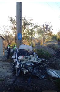 Tulcea: Un bărbat a murit după ce a intrat cu maşina într-un tractor / Pasagerul din autoturism a fost rănit - FOTO
