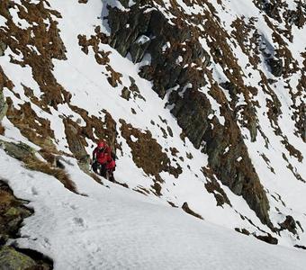 Doi turişti au murit în Munţii Făgăraş, după ce au alunecat câteva sute de metri pe pantă abruptă. Un al treilea turist a reuşit să se opprească din alunecare şi să scape, fiind preluat de salvamontişti şi dus în siguranţă la Bâlea Lac