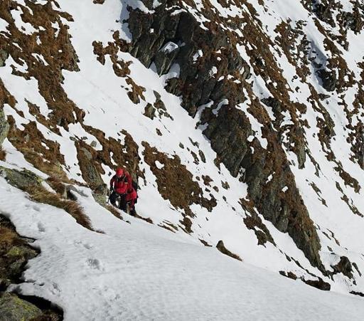 Doi turişti au murit în Munţii Făgăraş, după ce au alunecat câteva sute de metri pe pantă abruptă. Un al treilea turist a reuşit să se opprească din alunecare şi să scape, fiind preluat de salvamontişti şi dus în siguranţă la Bâlea Lac