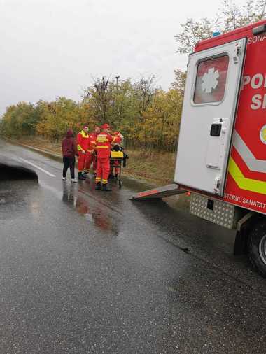 Dolj: Şase persoane, printre care şi patru copii, au fost duse la spital în urma unui accident rutier în care au fost implicate două maşini / Primul ajutor a fost acordat de un pompier care ieşise din tură şi mergea acasă - FOTO
