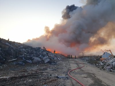 Prahova: Incendiul izbucnit joi pe platforma unei firme de reciclare din comuna Ariceştii Rahtivani a fost lichidat duminică dimineaţă