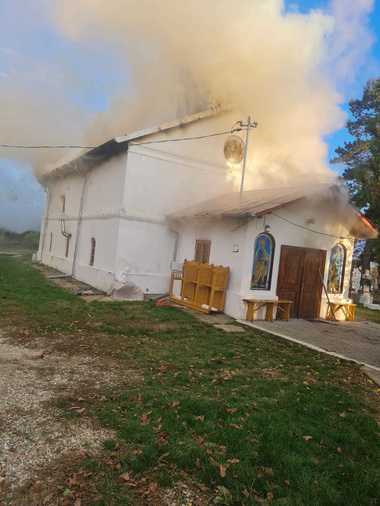 Incendiu la o biserică din judeţul Prahova / Pompierii intervin cu mai multe autospeciale - FOTO