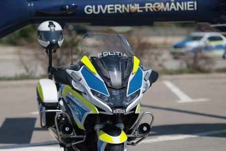 Botoşani: O tânără a fost amendată şi s-a ales cu permisul suspendat 30 de zile, după ce a acroşat o motocicletă a Poliţiei Rutiere / Nu s-a asigurat la schimbarea benzii de circulaţie

