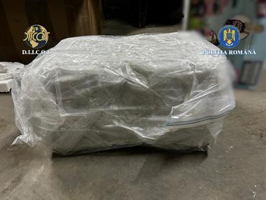 O femeie şi un bărbat care ar fi introdus în ţară 14 kilograme de canabis, reţinuţi / Drogul era adus în ţară din Spania, printr-o firmă de curierat / Cei doi, prinşi în flagrant