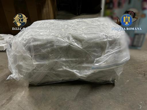 O femeie şi un bărbat care ar fi introdus în ţară 14 kilograme de canabis, reţinuţi / Drogul era adus în ţară din Spania, printr-o firmă de curierat / Cei doi, prinşi în flagrant

