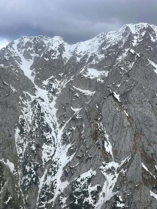 Încă un accident în zona montană - Un bărbat de 47 de ani a murit, după ce a căzut în gol 250 – 300 de metri în Piatra Craiului / Se afla alături de fratele său şi nepotul de 12 ani - FOTO

