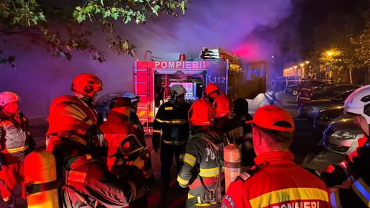 Incendiu într-un apartament din Drobeta Turnu Severin plin de deşeuri / 40 de oameni s-au autoevacuat, şase fiind evacuaţi de echipele de căutare-salvare

