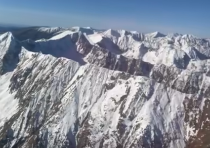 Bărbat plecat spre Vârful Moldoveanu fără colţari, fără lanternă şi nepregătit tehnic, găsit de salvamontişti într-un bordei al ciobanilor, cu hipotermie şi contuzii/ Salvatorii fac eforturi să-l aducă în siguranţă la bază, unde va fi preluat de SMURD