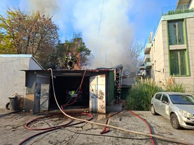 Incendiu în Sectorul 2 din Capitală - Şase persoane au fost evacuate. Un bărbat cu arsuri în zona feţei primeşte îngrijiri - FOTO