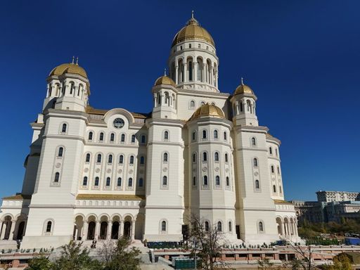 Mai mulţi credincioşi au încercat să forţeze intrarea în Catedrala Naţională, joi dimineaţă/ Explicaţiile Jandarmeriei
