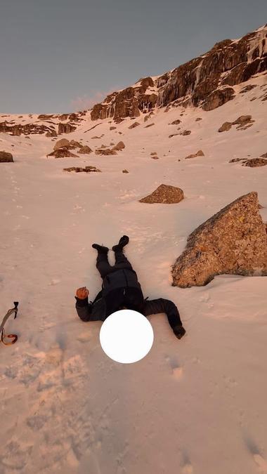 Adolescent dispărut pe traseul montan către Vârful Omu / A căzut şi a suferit un trumatism al coloanei vertebrale, neputând să se mişte / El a fost găsit de meteorologul de serviciu de la staţia Meteo Omu / Acţiune de durată