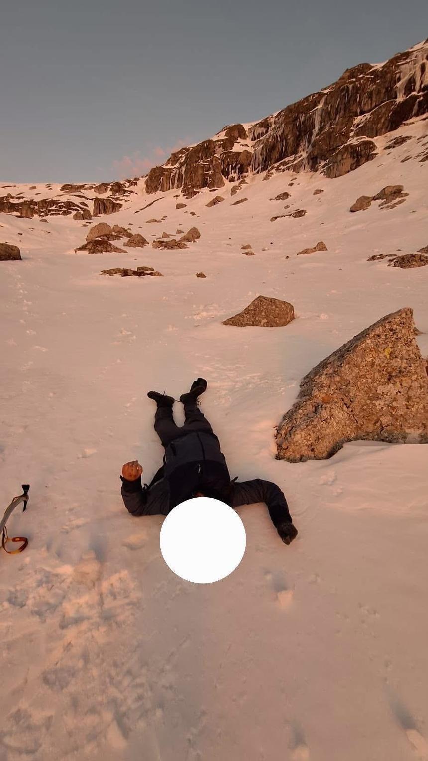 Adolescent dispărut pe traseul montan către Vârful Omu / A căzut şi a suferit un trumatism al coloanei vertebrale, neputând să se mişte / El a fost găsit de meteorologul de serviciu de la staţia Meteo Omu / Acţiune de durată