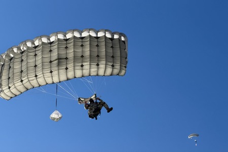 Incident de paraşutare chiar în cadrul unui exerciţiu demonstrativ organizat cu ocazia împlinirii a 75 de ani de la înfiinţarea Batalionului 52 Operaţii Speciale „Băneasa-Otopeni” - FOTO
