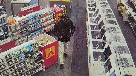 Timiş: Bărbat reţinut pentru furt şi conducere fără permis / Ar fi dat o spargere fiind costumat de Halloween