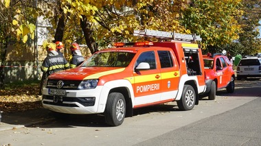 UPDATE - Explozie urmată de incendiu într-un bloc din Timişoara / 40 de persoane s-au autoevacuat / Un bărbat a fost dus la spital cu arsuri pe aproape jumătate din corp / De la ce s-a produs deflagraţia