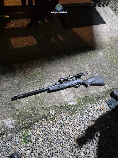 Maramureş: Un bărbat a fost reţinut după ce şi-a agresat fosta soţie, apoi a ameninţat-o cu o armă cu aer comprimat