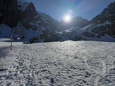 Intervenţie a salvamontiştilor pentru a recupera doi turişti blocaţi în Masivul Bucegi, fără echipament adecvat / O patrulă le ceruse să nu înainteze

