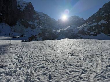 Intervenţie a salvamontiştilor pentru a recupera doi turişti blocaţi în Masivul Bucegi, fără echipament adecvat / O patrulă le ceruse să nu înainteze