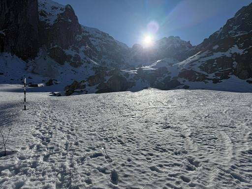 Intervenţie a salvamontiştilor pentru a recupera doi turişti blocaţi în Masivul Bucegi, fără echipament adecvat / O patrulă le ceruse să nu înainteze

