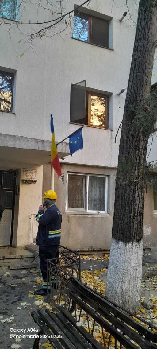 Explozie neurmată de incendiu într-un bloc din  Râmnicu Sărat / Cel mai probabil a fost provocată de acumulări de gaz / Aproximativ 50 de persoane s-au autoevacuat