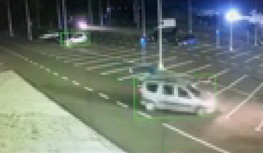 Bacău: Doi tineri de 18 ani cercetaţi penal şi un altul amendat cu 500 de lei, după ce s-au plimbat cu maşina în parcarea unui centru comercial în timp ce unul dintre ei era pe cupola vehiculului - VIDEO