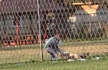 Anchetă a Poliţiei Bihor, după apariţia în spaţiul public a unor imagini cu un bărbat care ar fi fost bătut de un angajat în curtea unui centru pentru persoanele cu dizabilităţi/ Poliţiştii au deschis dosar penal pentru purtare abuzivă - VIDEO