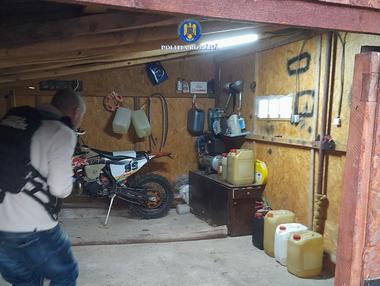 Arad: Zece şoferi ai unei firme de transport combustibil, reţinuţi pentru furt calificat / Ar fi sustras benzină şi motorină dintr-un depozit, pe care le videau pe drum către punctele de desfacere



