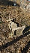 Profanare de morminte în judeţul Arad -  8  monumente funerare au fost distruse / Au fost identificaţi 4 minori, trei dintre ei au fost reţinuţi - FOTO


